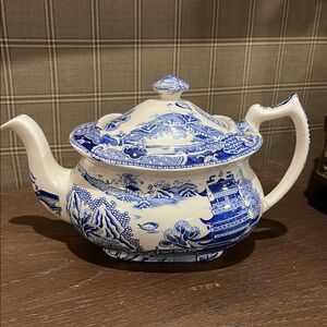 Antique Maling blue willow small teapot (damaged)